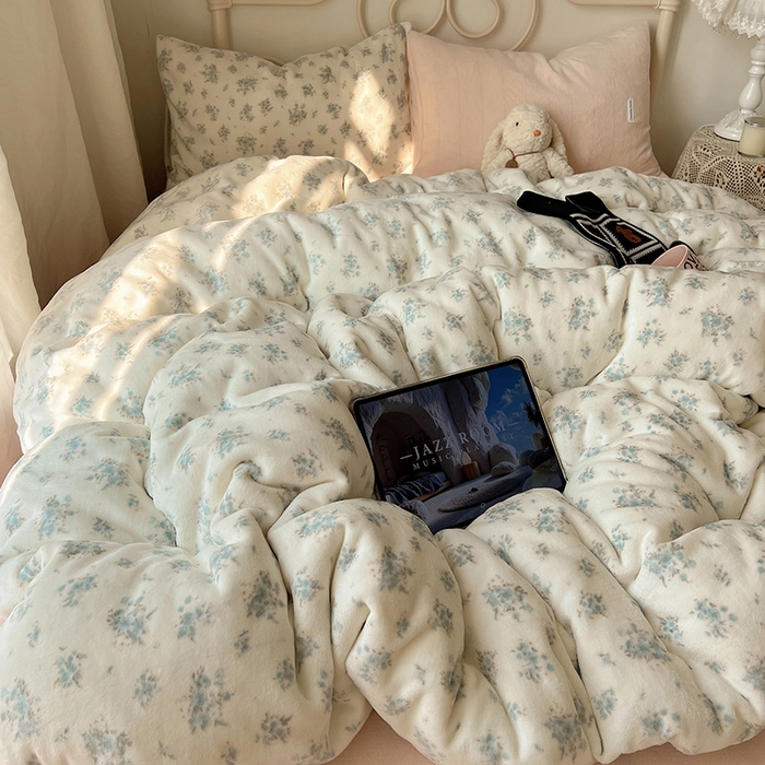 91家纺网 家纺一手货源 找家纺 山茶家纺 2025新款牛奶绒印花四件套-中古系列 小岛蔷薇