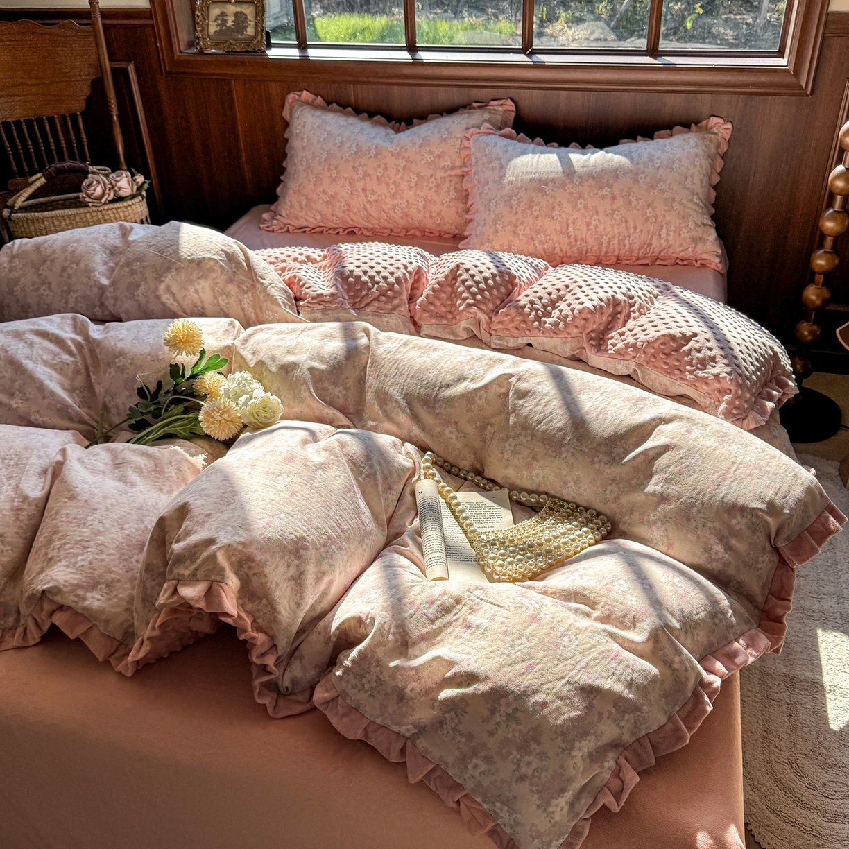 91家纺网 家纺一手货源 找家纺 （总）黛馨 2025秋冬新款棉加绒全棉双层纱宝宝绒工艺款花边四件套-花边款