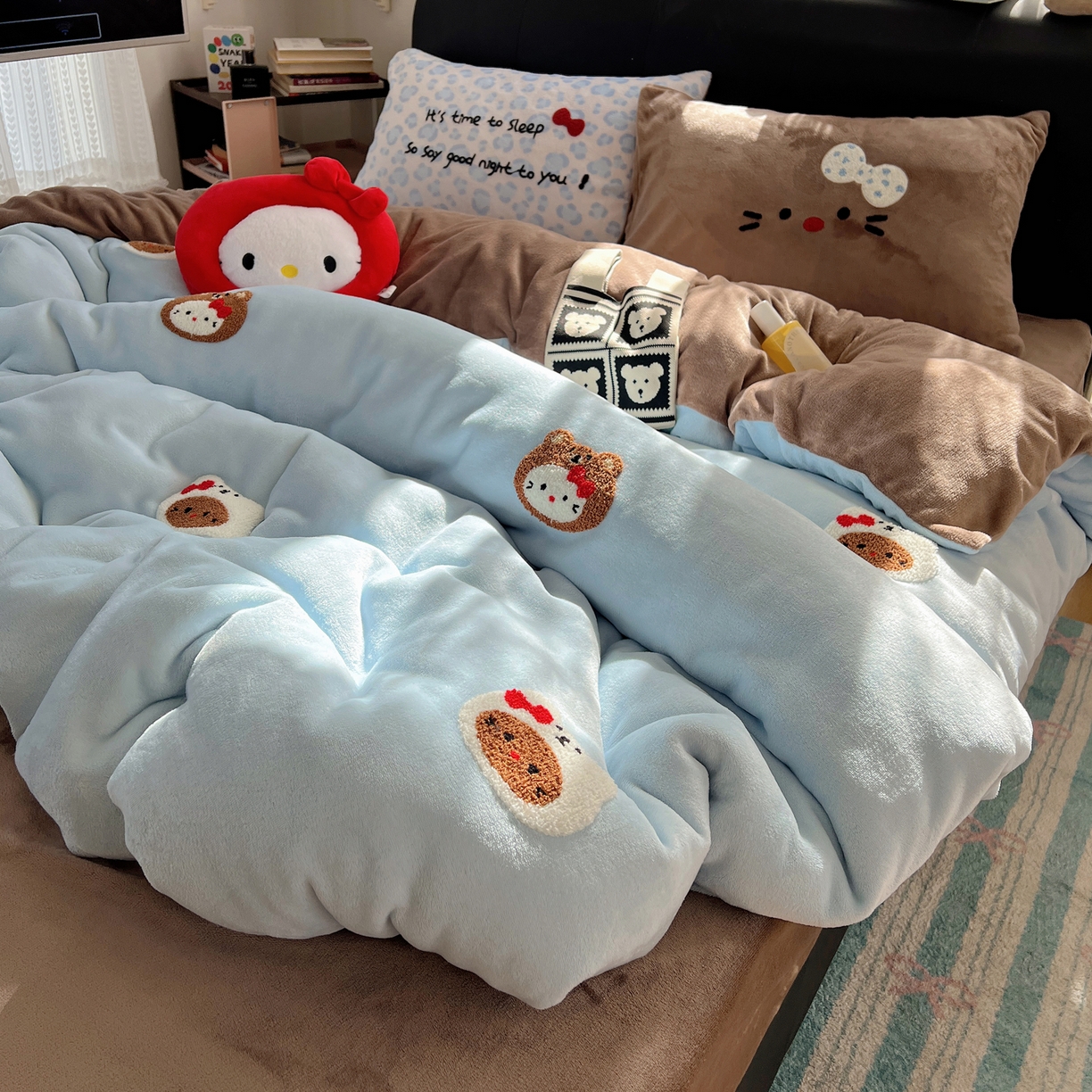 91家纺网 家纺一手货源 找家纺 桃喜 2025新款猫咪毛巾绣四件套 蓝咖帽子小猫