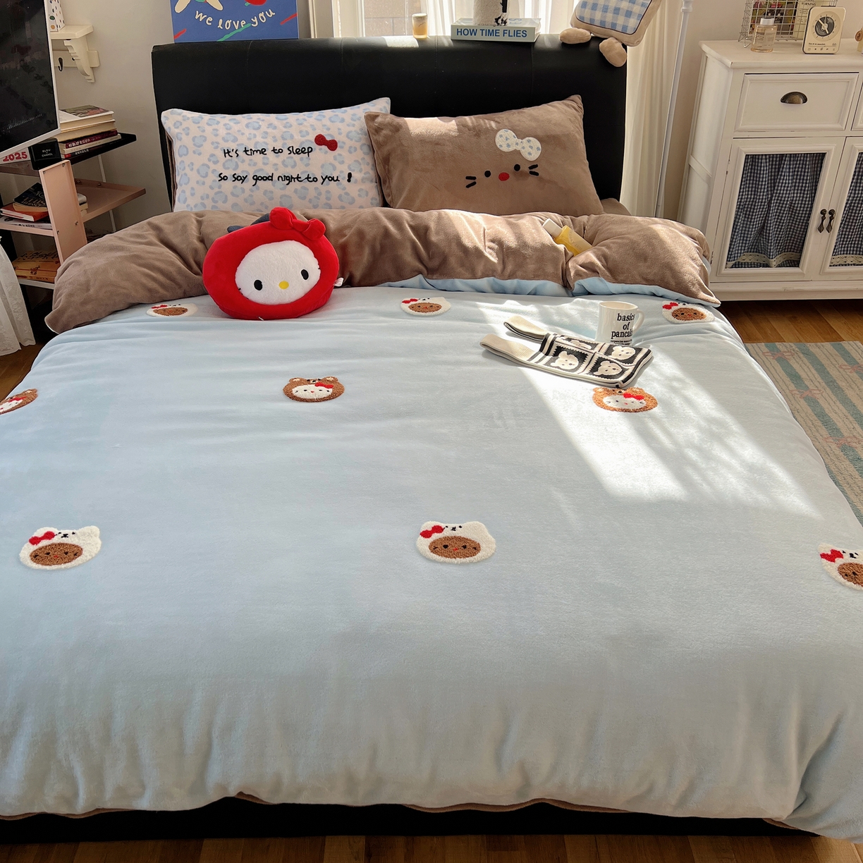 91家纺网 家纺一手货源 找家纺 桃喜 2025新款猫咪毛巾绣四件套 蓝咖帽子小猫