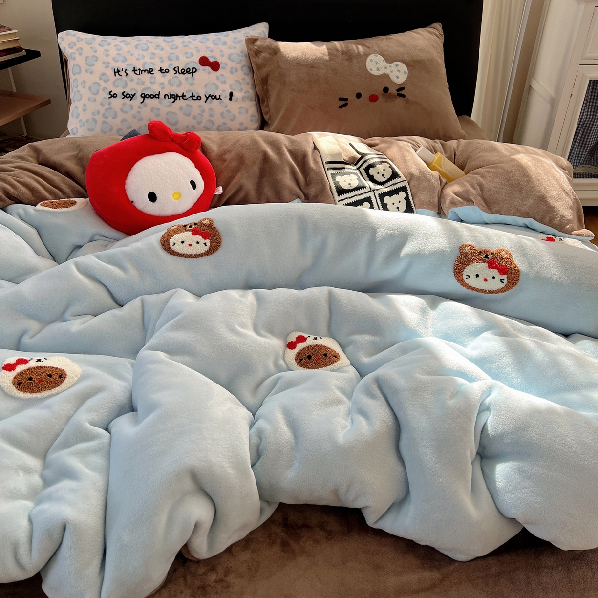 91家纺网 家纺一手货源 找家纺 桃喜 2025新款猫咪毛巾绣四件套 蓝咖帽子小猫