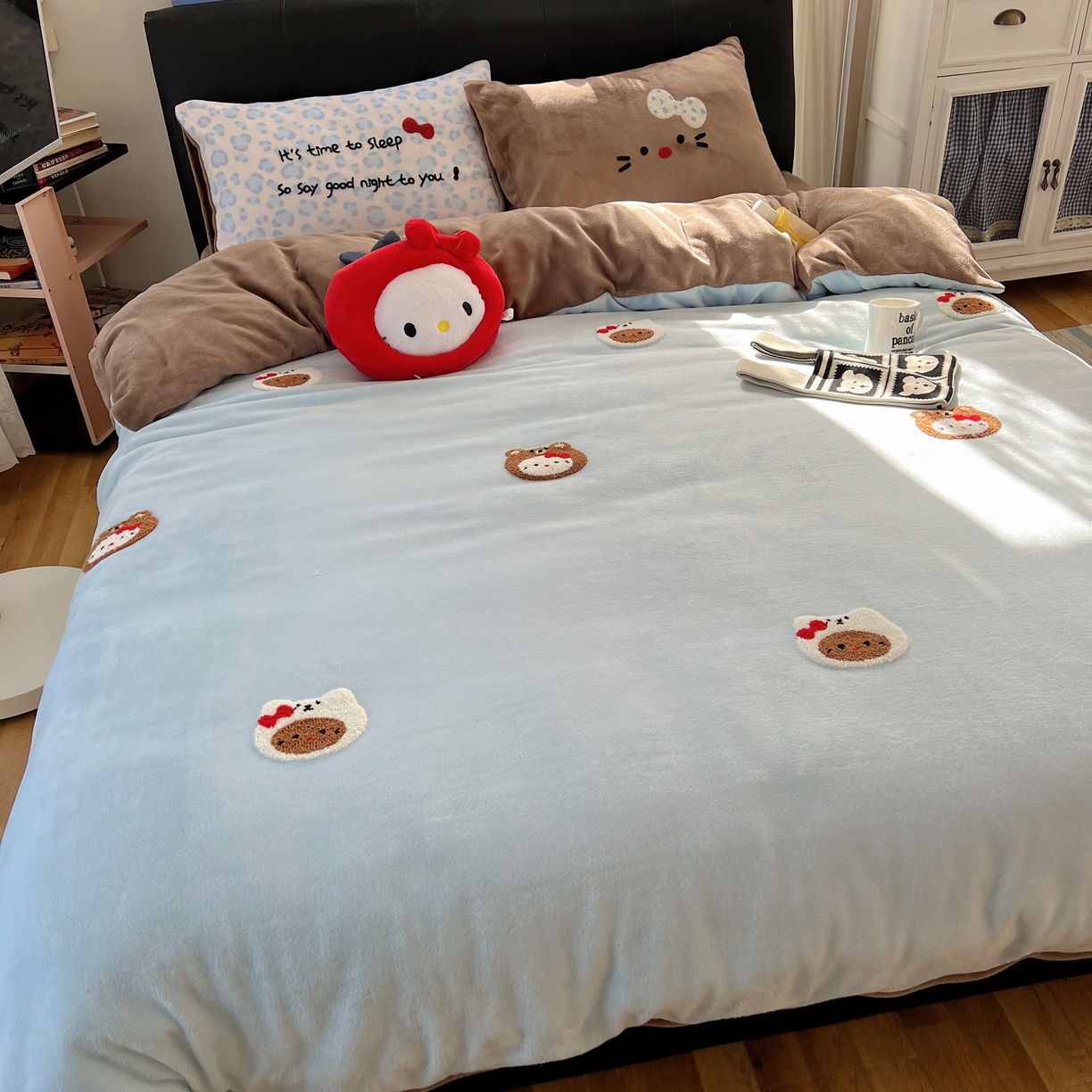 91家纺网 家纺一手货源 找家纺 桃喜 2025新款猫咪毛巾绣四件套 蓝咖帽子小猫