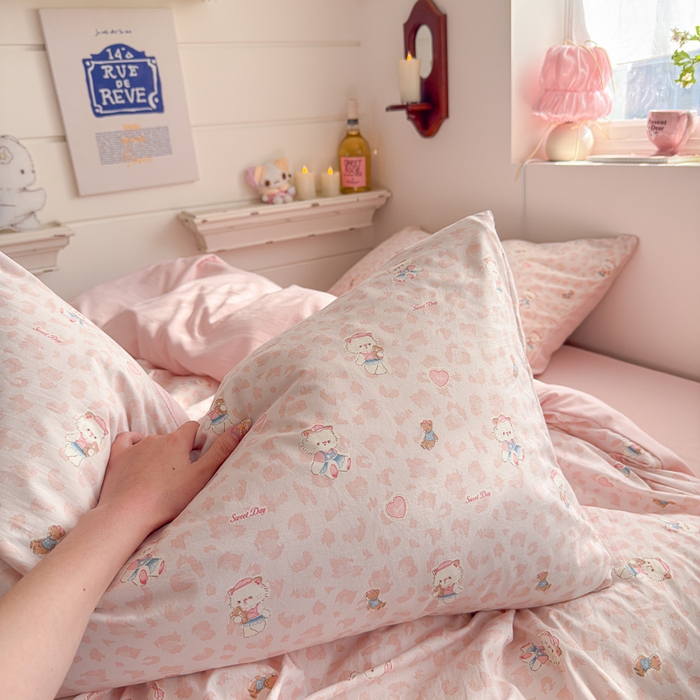 91家纺网 家纺一手货源 找家纺 佳鸿家纺 2026新款【提供买家秀】110克高克重云朵棉四件套学生宿舍三件套床单款床笠款 桃粉熊心