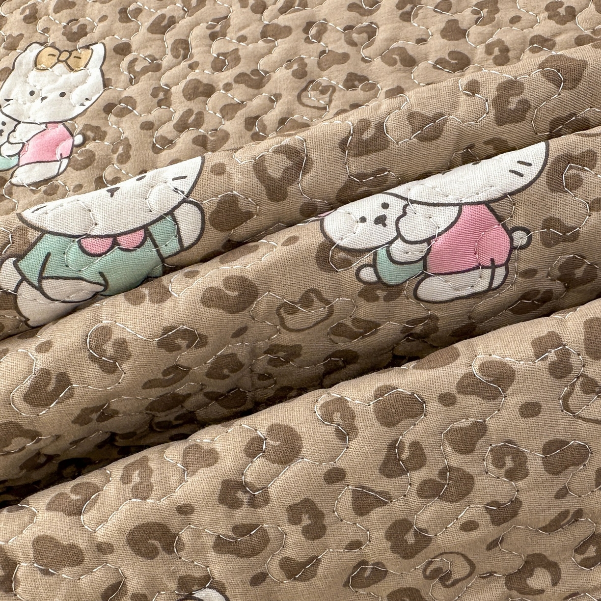 91家纺网 家纺一手货源 找家纺 暖居 2026年支持定制纯棉床盖三件套四件套大拼接床专用榻榻米农村大炕盖直角系列 豹纹KT~包边款