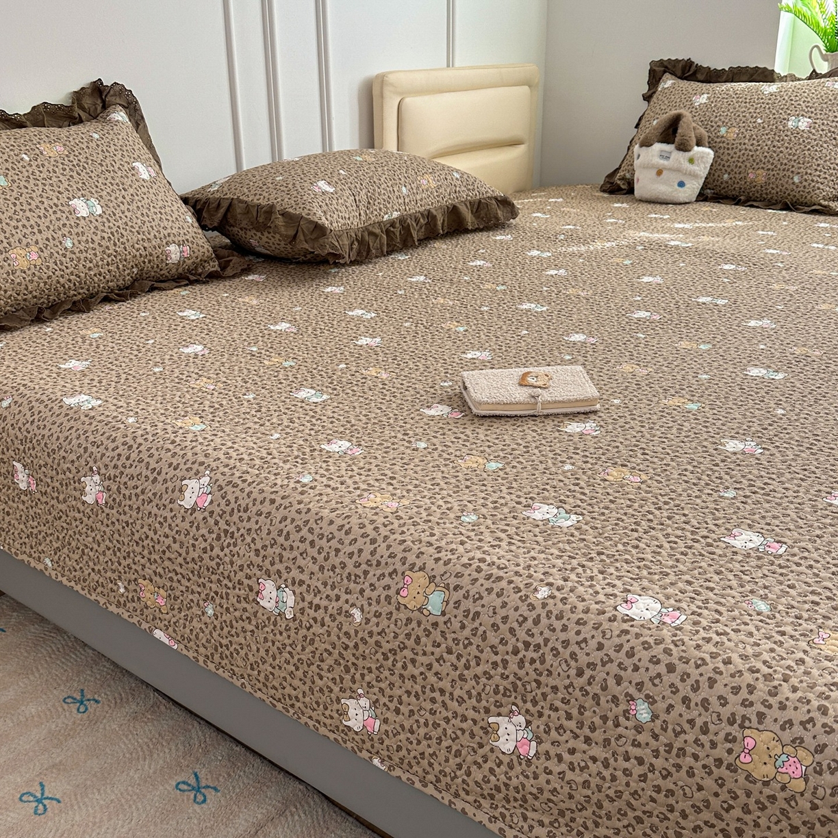 91家纺网 家纺一手货源 找家纺 暖居 2026年支持定制纯棉床盖三件套四件套大拼接床专用榻榻米农村大炕盖直角系列 豹纹KT~包边款