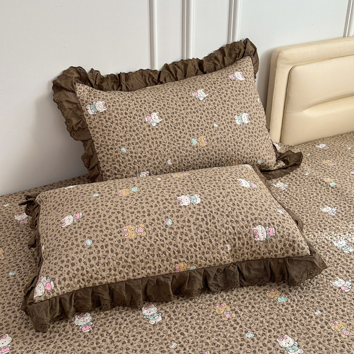 91家纺网 家纺一手货源 找家纺 暖居 2026年支持定制纯棉床盖三件套四件套大拼接床专用榻榻米农村大炕盖直角系列 豹纹KT~包边款