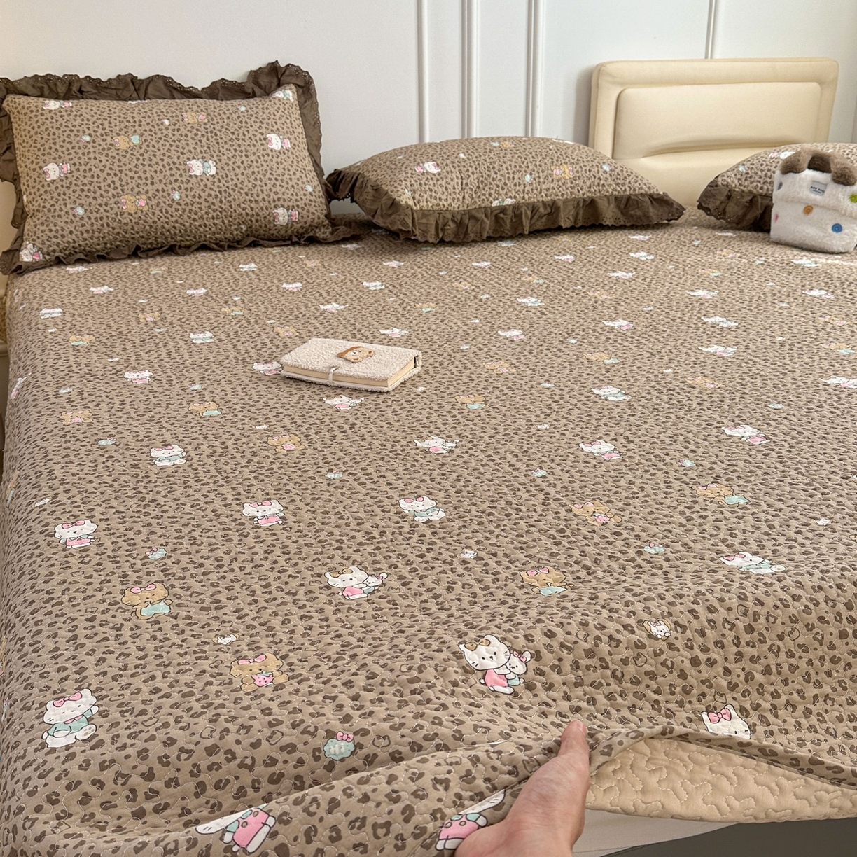 91家纺网 家纺一手货源 找家纺 暖居 2026年支持定制纯棉床盖三件套四件套大拼接床专用榻榻米农村大炕盖直角系列 豹纹KT~包边款