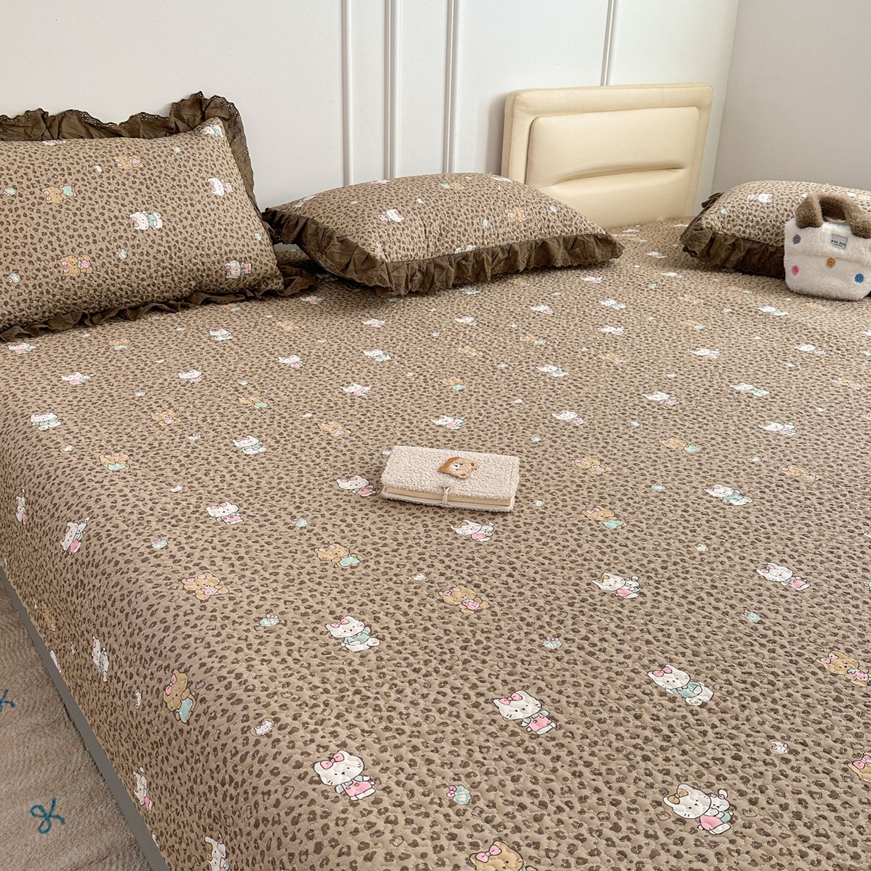 91家纺网 家纺一手货源 找家纺 暖居 2026年支持定制纯棉床盖三件套四件套大拼接床专用榻榻米农村大炕盖直角系列 豹纹KT~包边款