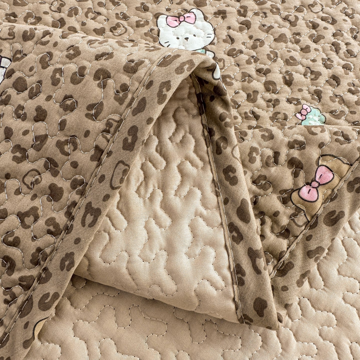 91家纺网 家纺一手货源 找家纺 暖居 2026年支持定制纯棉床盖三件套四件套大拼接床专用榻榻米农村大炕盖直角系列 豹纹KT~包边款