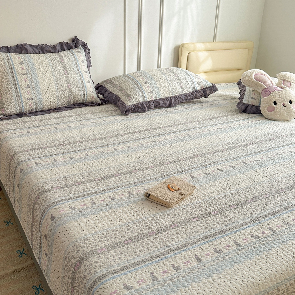 91家纺网 家纺一手货源 找家纺 暖居 2026年支持定制纯棉床盖三件套四件套大拼接床专用榻榻米农村大炕盖直角系列 海燕兔~包边款