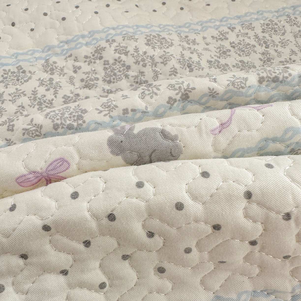 91家纺网 家纺一手货源 找家纺 暖居 2026年支持定制纯棉床盖三件套四件套大拼接床专用榻榻米农村大炕盖直角系列 海燕兔~包边款