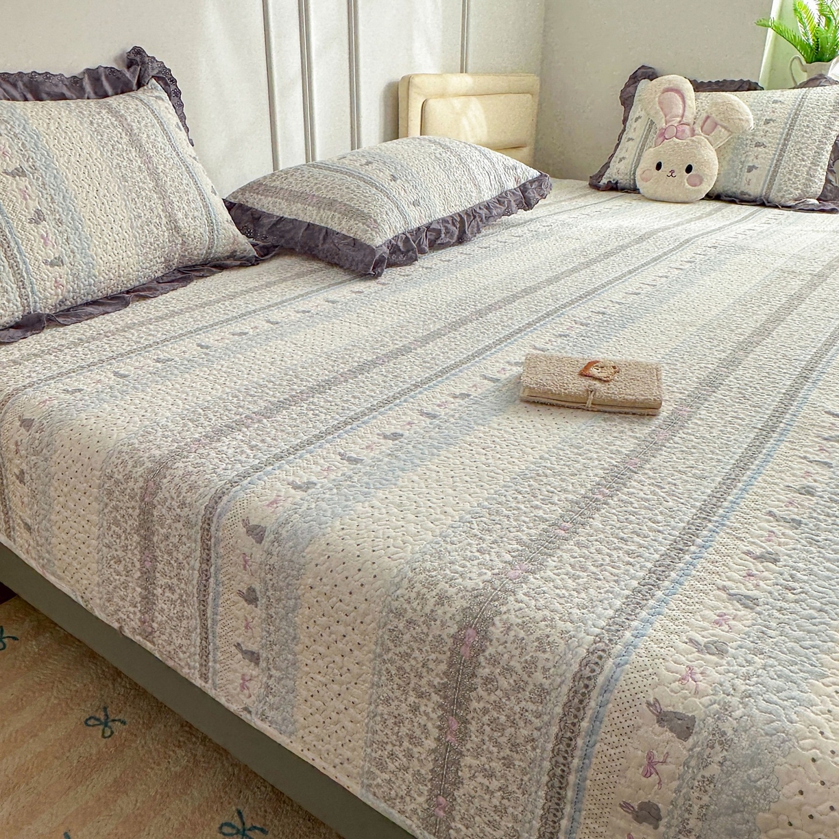 91家纺网 家纺一手货源 找家纺 暖居 2026年支持定制纯棉床盖三件套四件套大拼接床专用榻榻米农村大炕盖直角系列 海燕兔~包边款