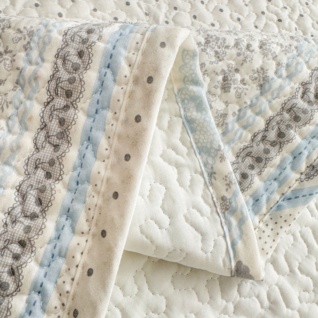 91家纺网 家纺一手货源 找家纺 暖居 2026年支持定制纯棉床盖三件套四件套大拼接床专用榻榻米农村大炕盖直角系列 海燕兔~包边款