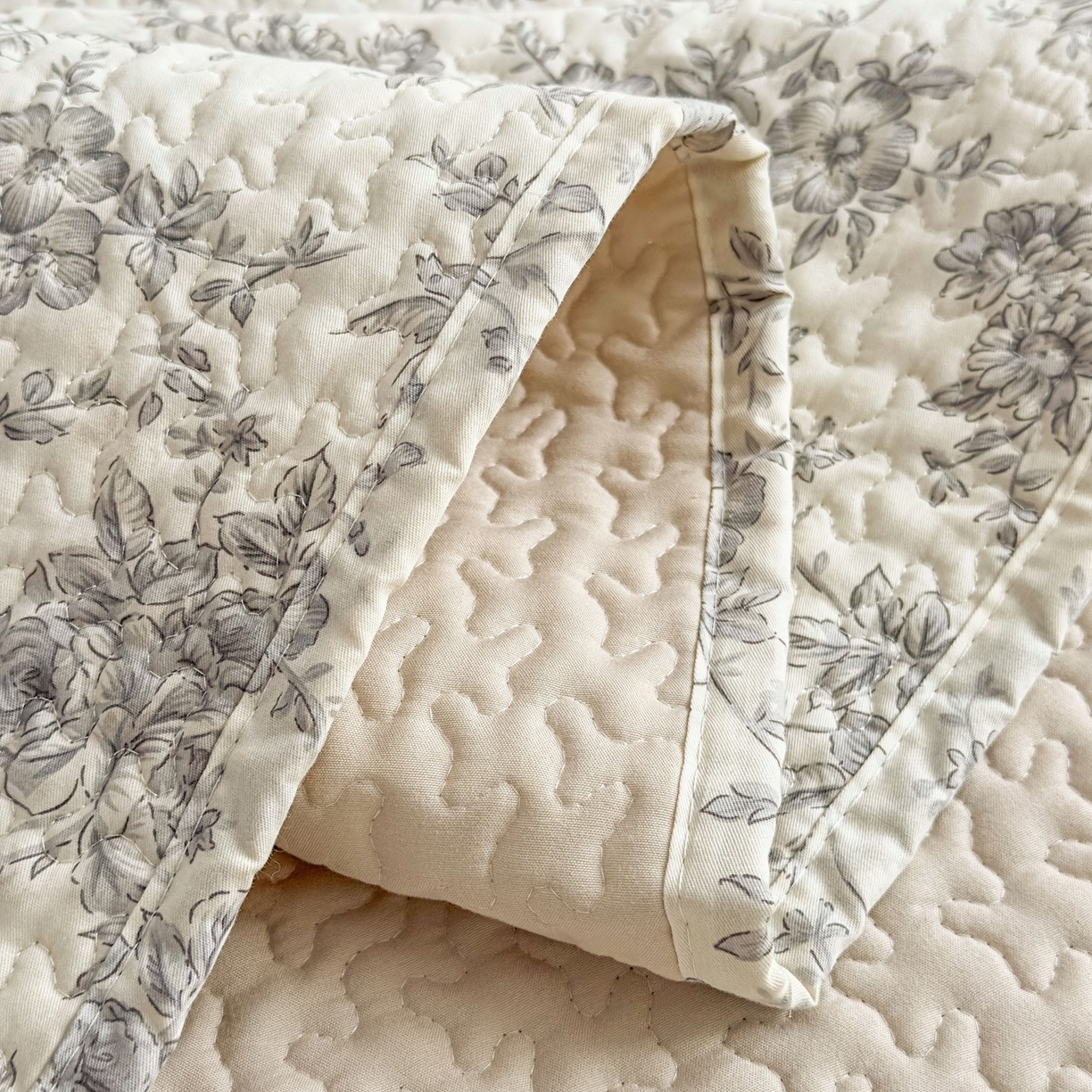 91家纺网 家纺一手货源 找家纺 暖居 2026年支持定制纯棉床盖三件套四件套大拼接床专用榻榻米农村大炕盖直角系列 赫本白~包边款