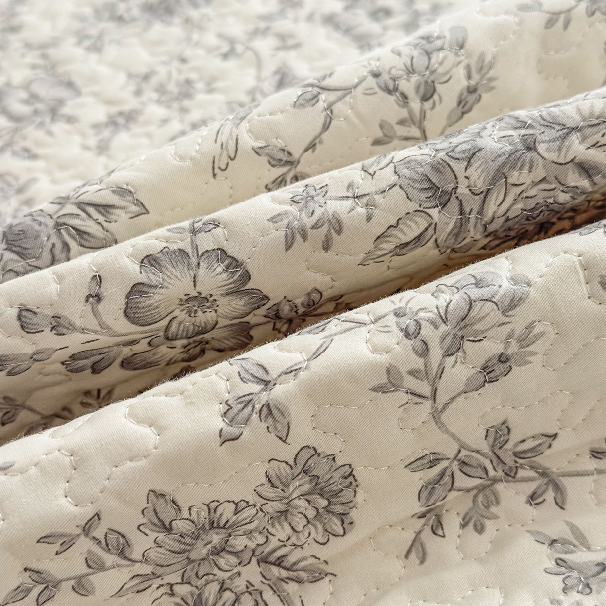 91家纺网 家纺一手货源 找家纺 暖居 2026年支持定制纯棉床盖三件套四件套大拼接床专用榻榻米农村大炕盖直角系列 赫本白~包边款