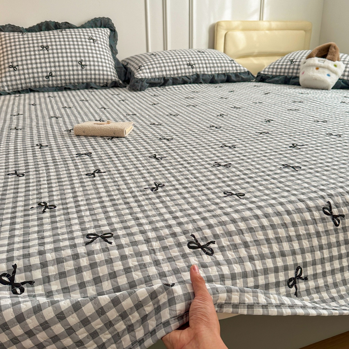 91家纺网 家纺一手货源 找家纺 暖居 2026年支持定制纯棉床盖三件套四件套大拼接床专用榻榻米农村大炕盖直角系列 灰格蝴蝶结~包边款