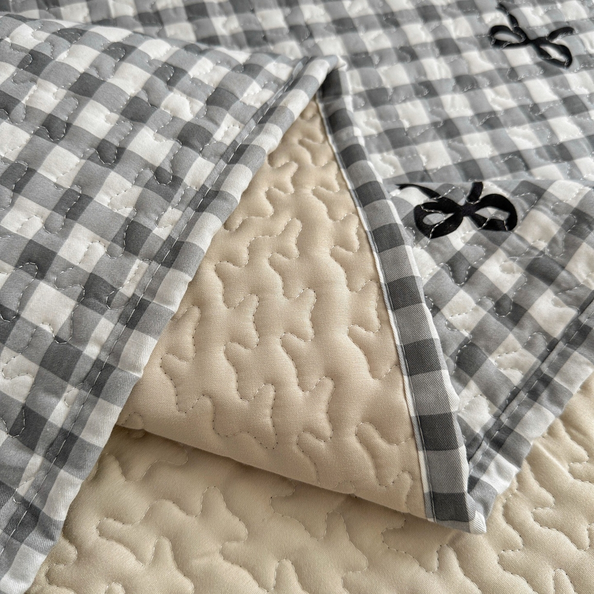 91家纺网 家纺一手货源 找家纺 暖居 2026年支持定制纯棉床盖三件套四件套大拼接床专用榻榻米农村大炕盖直角系列 灰格蝴蝶结~包边款