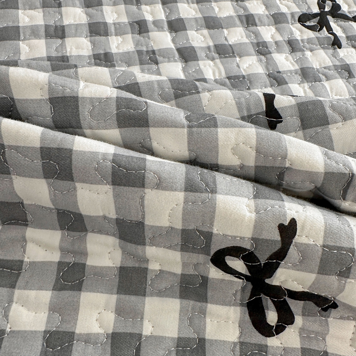 91家纺网 家纺一手货源 找家纺 暖居 2026年支持定制纯棉床盖三件套四件套大拼接床专用榻榻米农村大炕盖直角系列 灰格蝴蝶结~包边款