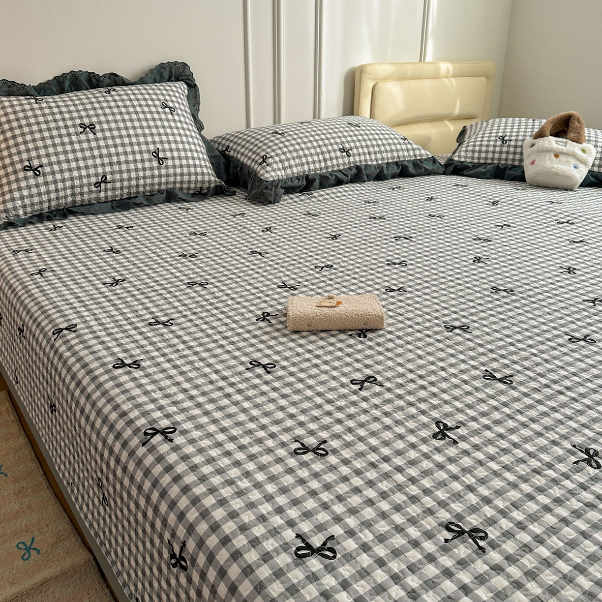 91家纺网 家纺一手货源 找家纺 暖居 2026年支持定制纯棉床盖三件套四件套大拼接床专用榻榻米农村大炕盖直角系列 灰格蝴蝶结~包边款