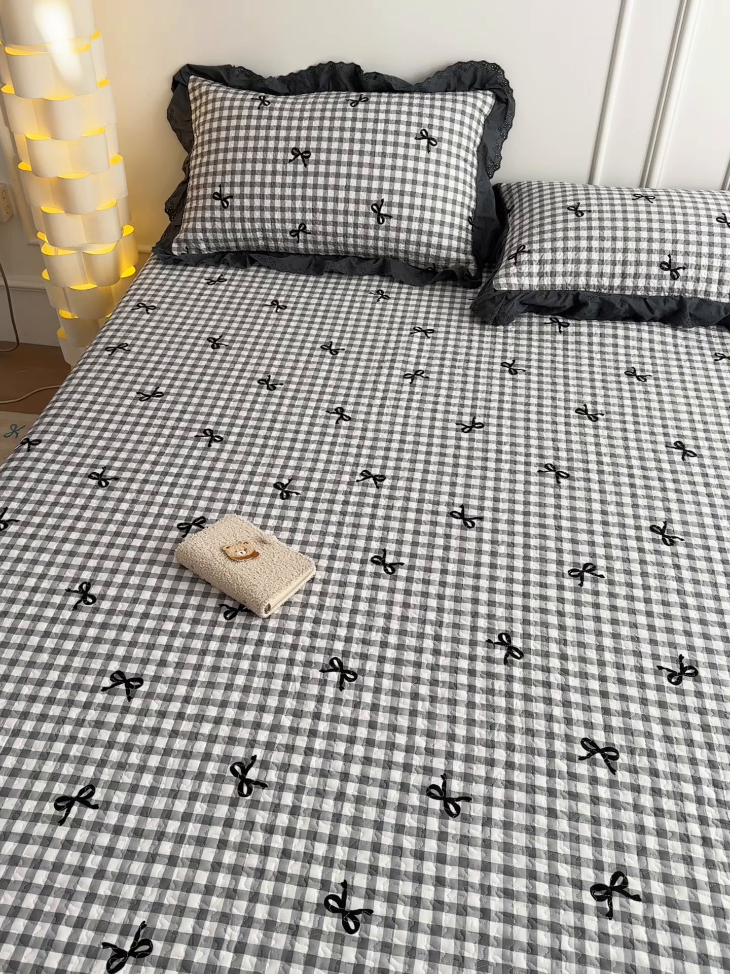 91家纺网 家纺一手货源 找家纺 暖居 2026年支持定制纯棉床盖三件套四件套大拼接床专用榻榻米农村大炕盖直角系列 灰格蝴蝶结~包边款