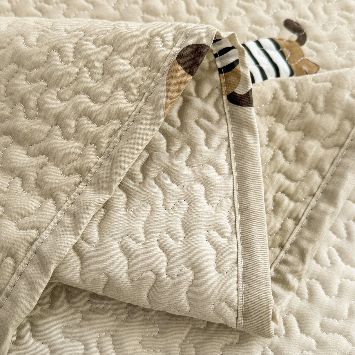 91家纺网 家纺一手货源 找家纺 暖居 2026年支持定制纯棉床盖三件套四件套大拼接床专用榻榻米农村大炕盖直角系列 拉拉狗~包边款