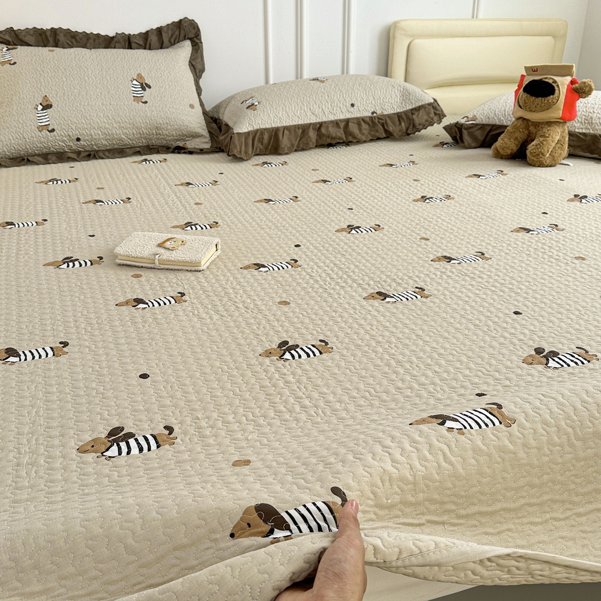 91家纺网 家纺一手货源 找家纺 暖居 2026年支持定制纯棉床盖三件套四件套大拼接床专用榻榻米农村大炕盖直角系列 拉拉狗~包边款