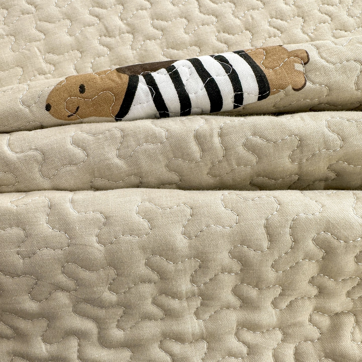 91家纺网 家纺一手货源 找家纺 暖居 2026年支持定制纯棉床盖三件套四件套大拼接床专用榻榻米农村大炕盖直角系列 拉拉狗~包边款