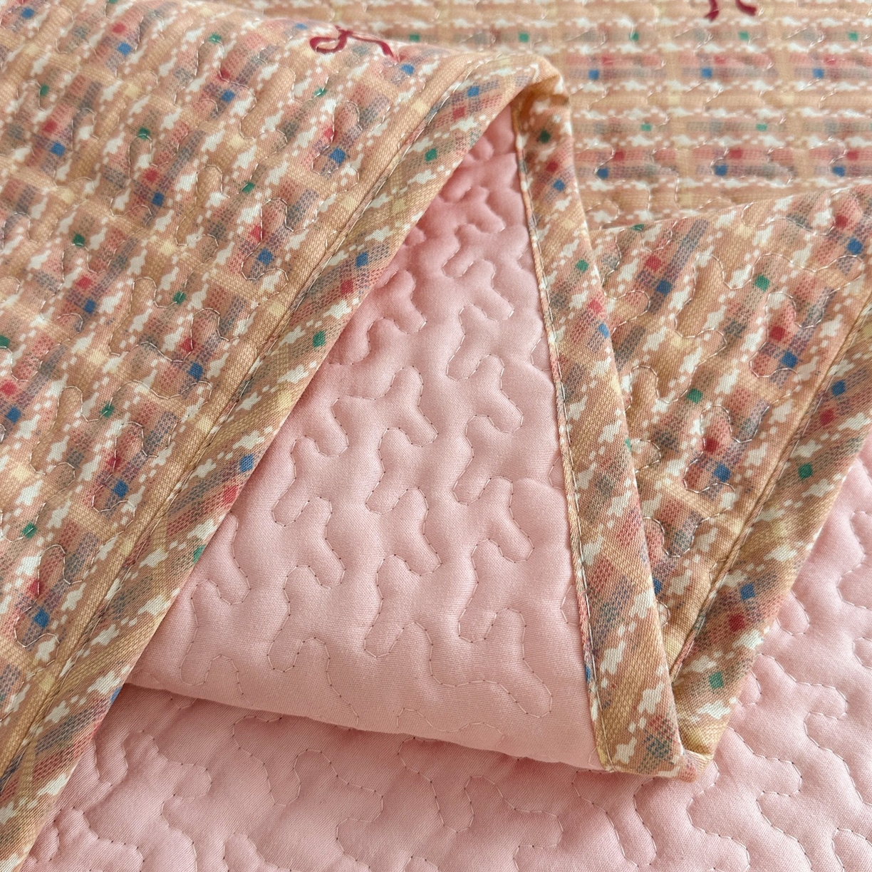 91家纺网 家纺一手货源 找家纺 暖居 2026年支持定制纯棉床盖三件套四件套大拼接床专用榻榻米农村大炕盖直角系列 时尚小香粉~包边款