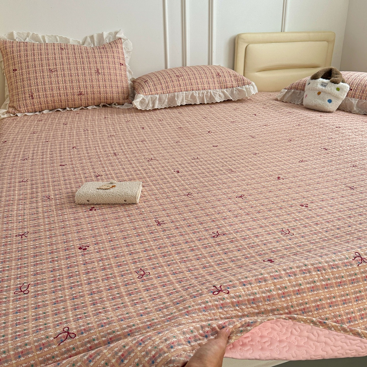 91家纺网 家纺一手货源 找家纺 暖居 2026年支持定制纯棉床盖三件套四件套大拼接床专用榻榻米农村大炕盖直角系列 时尚小香粉~包边款