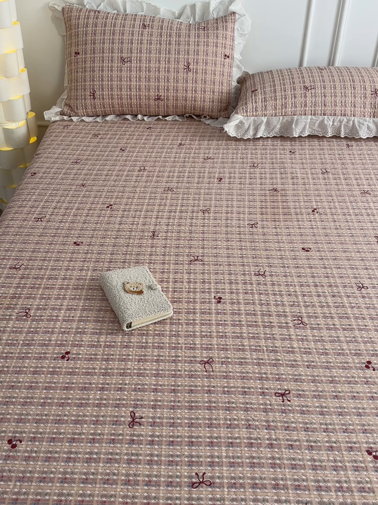 91家纺网 家纺一手货源 找家纺 暖居 2026年支持定制纯棉床盖三件套四件套大拼接床专用榻榻米农村大炕盖直角系列 时尚小香粉~包边款