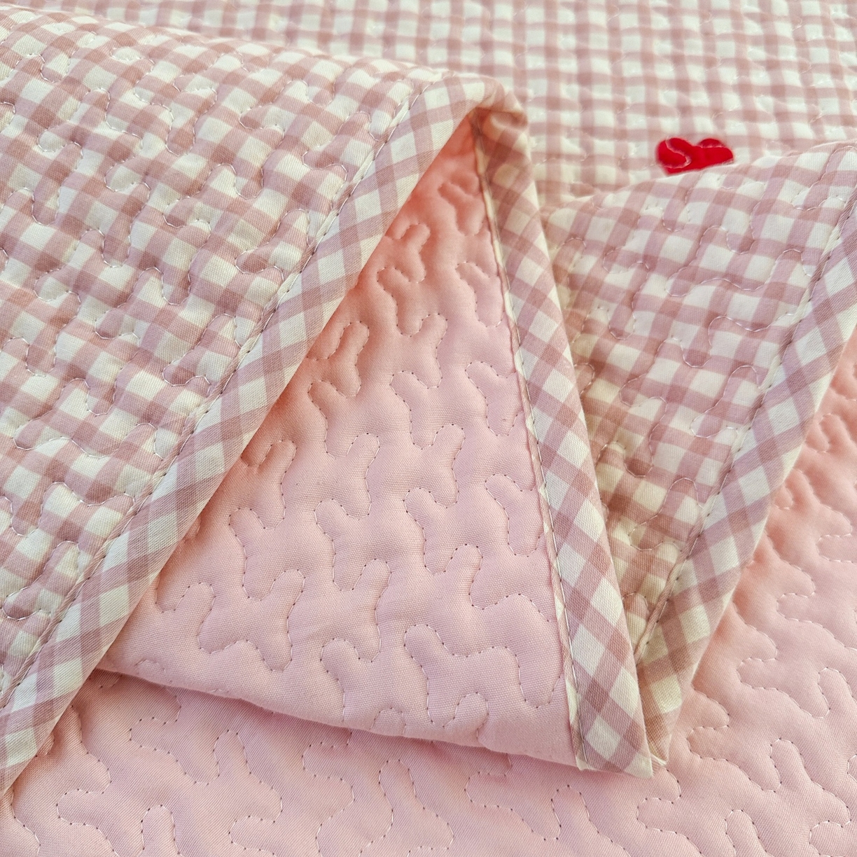 91家纺网 家纺一手货源 找家纺 暖居 2026年支持定制纯棉床盖三件套四件套大拼接床专用榻榻米农村大炕盖直角系列 小美好~包边款