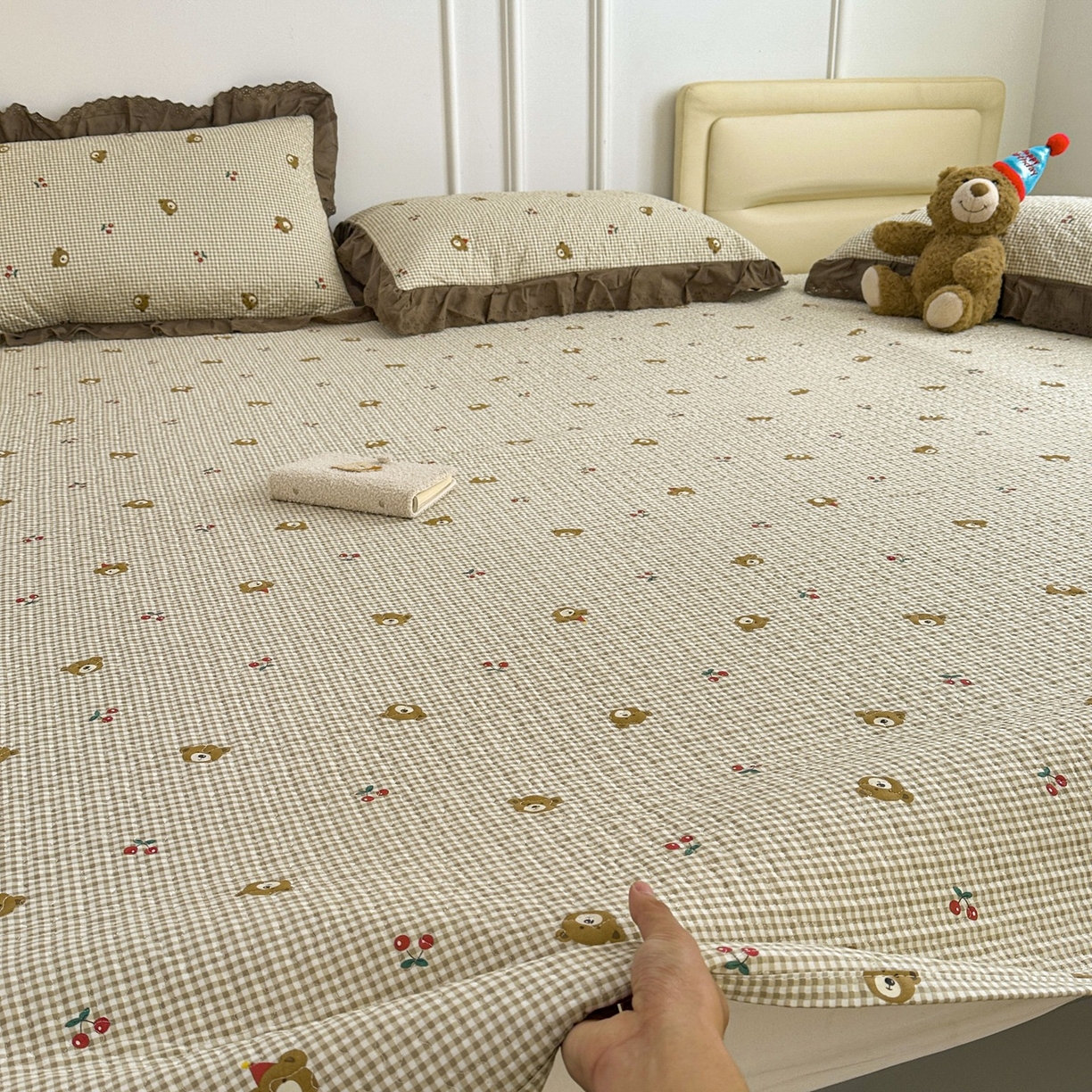 91家纺网 家纺一手货源 找家纺 暖居 2026年支持定制纯棉床盖三件套四件套大拼接床专用榻榻米农村大炕盖直角系列 熊头格子~包边款