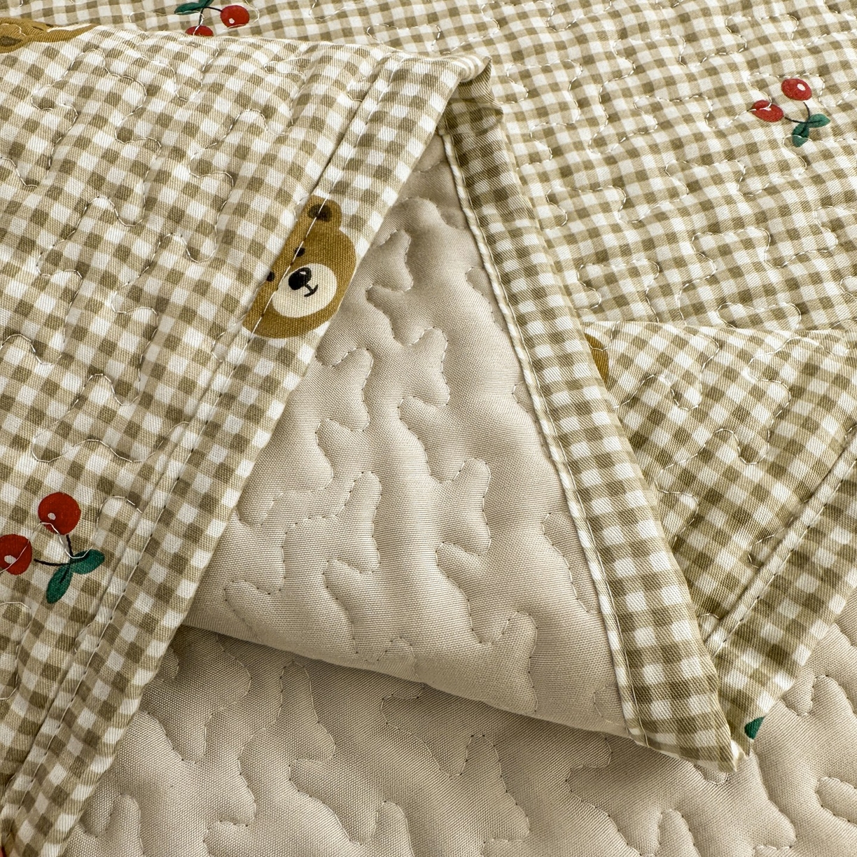 91家纺网 家纺一手货源 找家纺 暖居 2026年支持定制纯棉床盖三件套四件套大拼接床专用榻榻米农村大炕盖直角系列 熊头格子~包边款