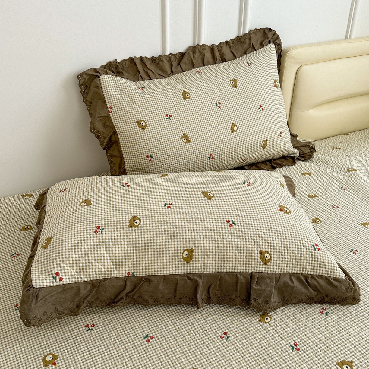 91家纺网 家纺一手货源 找家纺 暖居 2026年支持定制纯棉床盖三件套四件套大拼接床专用榻榻米农村大炕盖直角系列 熊头格子~包边款