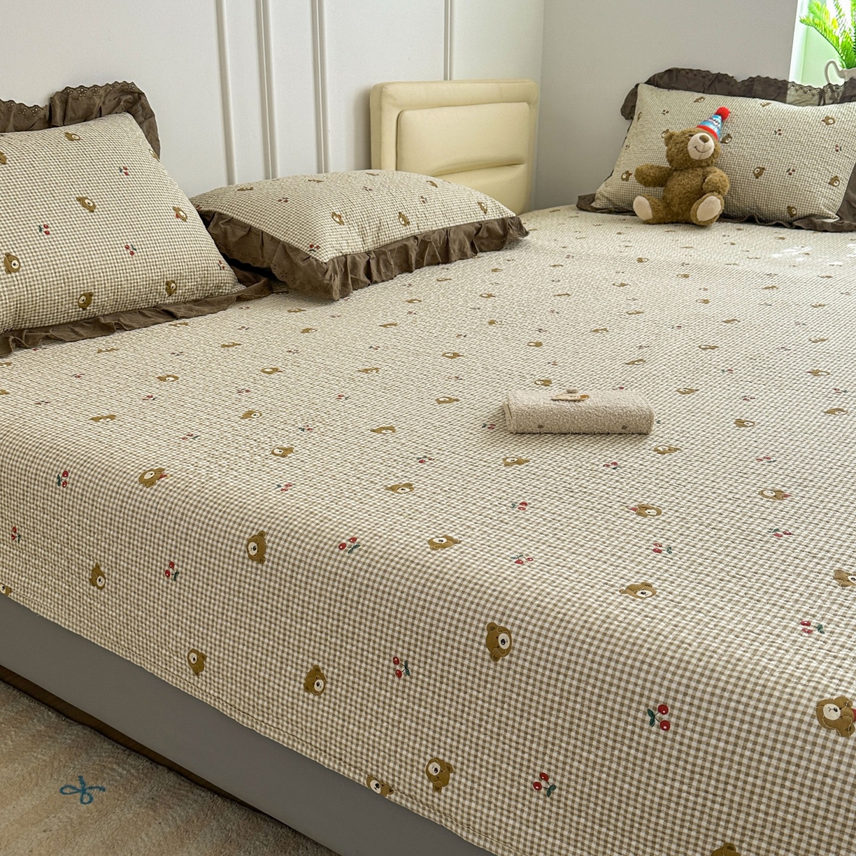 91家纺网 家纺一手货源 找家纺 暖居 2026年支持定制纯棉床盖三件套四件套大拼接床专用榻榻米农村大炕盖直角系列 熊头格子~包边款