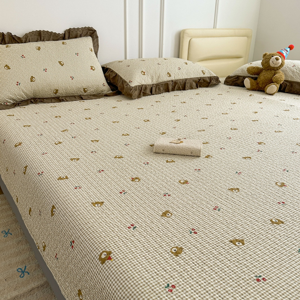 91家纺网 家纺一手货源 找家纺 暖居 2026年支持定制纯棉床盖三件套四件套大拼接床专用榻榻米农村大炕盖直角系列 熊头格子~包边款