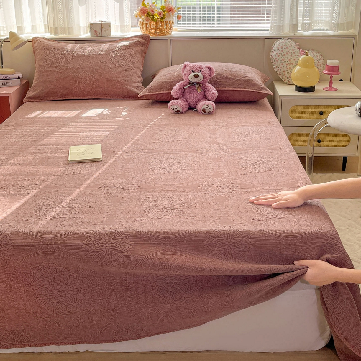 91家纺网 家纺一手货源 找家纺 栩裕纺织 2025新款全棉大提花砂洗床盖三件套—花开富贵大圆满系列 圆满-豆沙粉