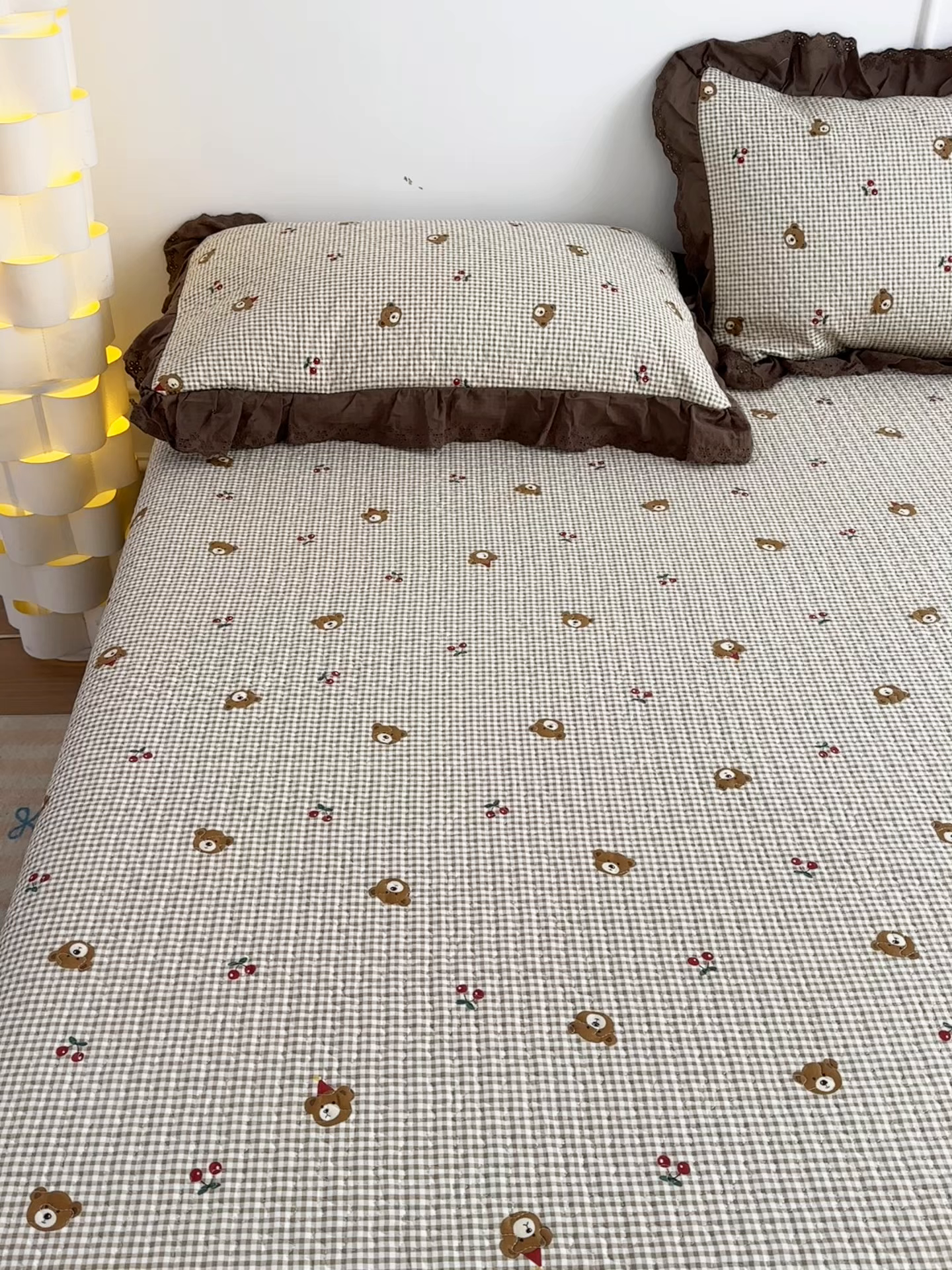 91家纺网 家纺一手货源 找家纺 暖居 2026年支持定制纯棉床盖三件套四件套大拼接床专用榻榻米农村大炕盖直角系列 熊头格子~包边款