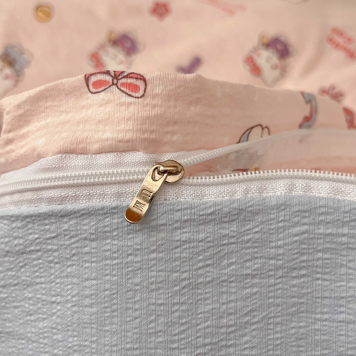 91家纺网 家纺一手货源 找家纺 （总）佳鸿家纺 2025新款卡通云感双层纱宿舍床单三件套居家四件套床单被套床笠款（提供买家秀）