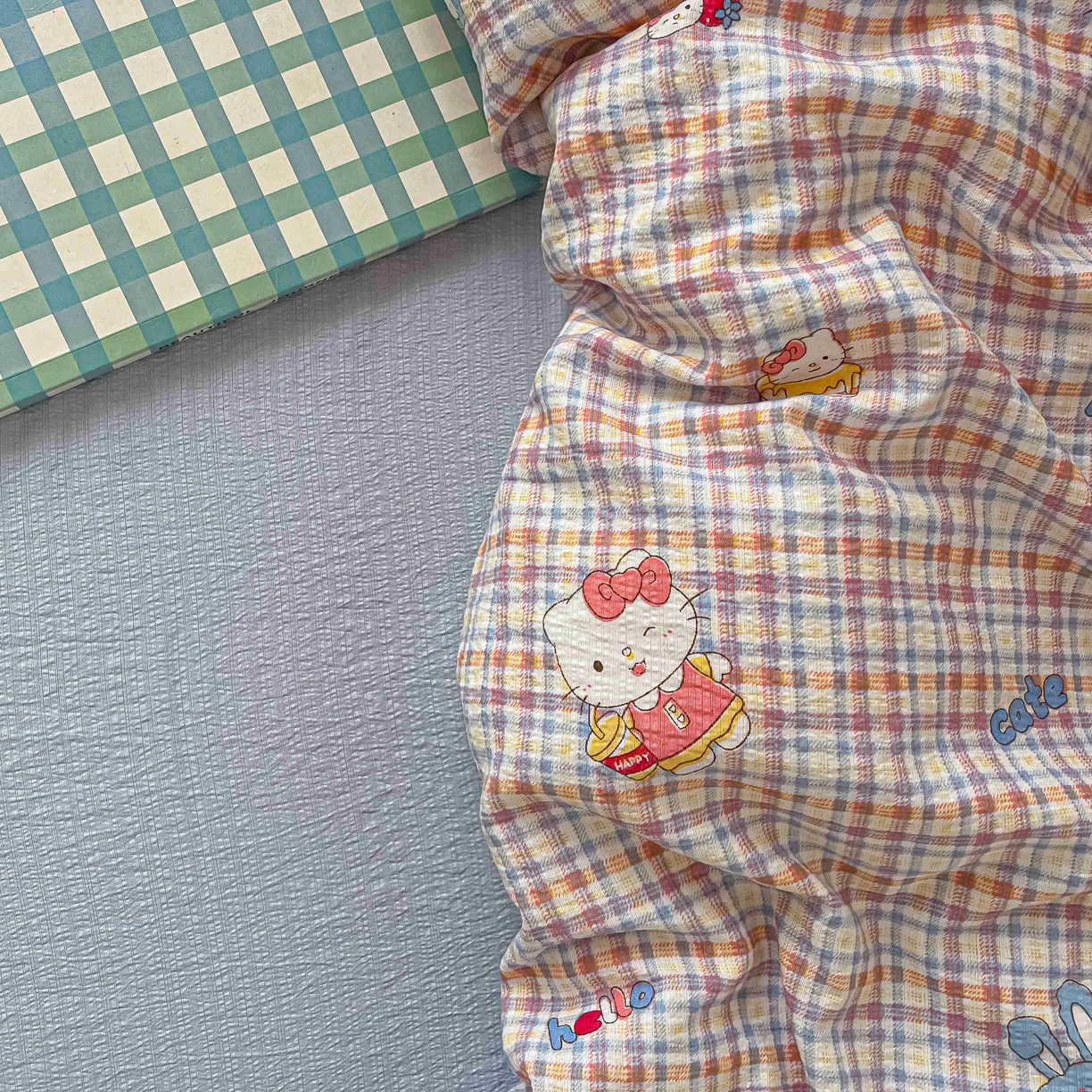 91家纺网 家纺一手货源 找家纺 佳鸿家纺 2025新款卡通云感双层纱宿舍床单三件套居家四件套床单被套床笠款（提供买家秀） 彩格kt