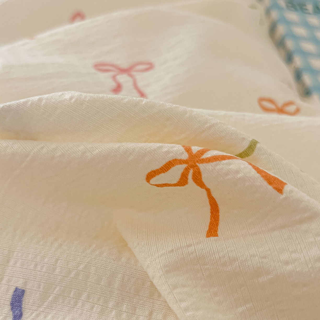 91家纺网 家纺一手货源 找家纺 佳鸿家纺 2025新款卡通云感双层纱宿舍床单三件套居家四件套床单被套床笠款（提供买家秀） 彩色蝴蝶结