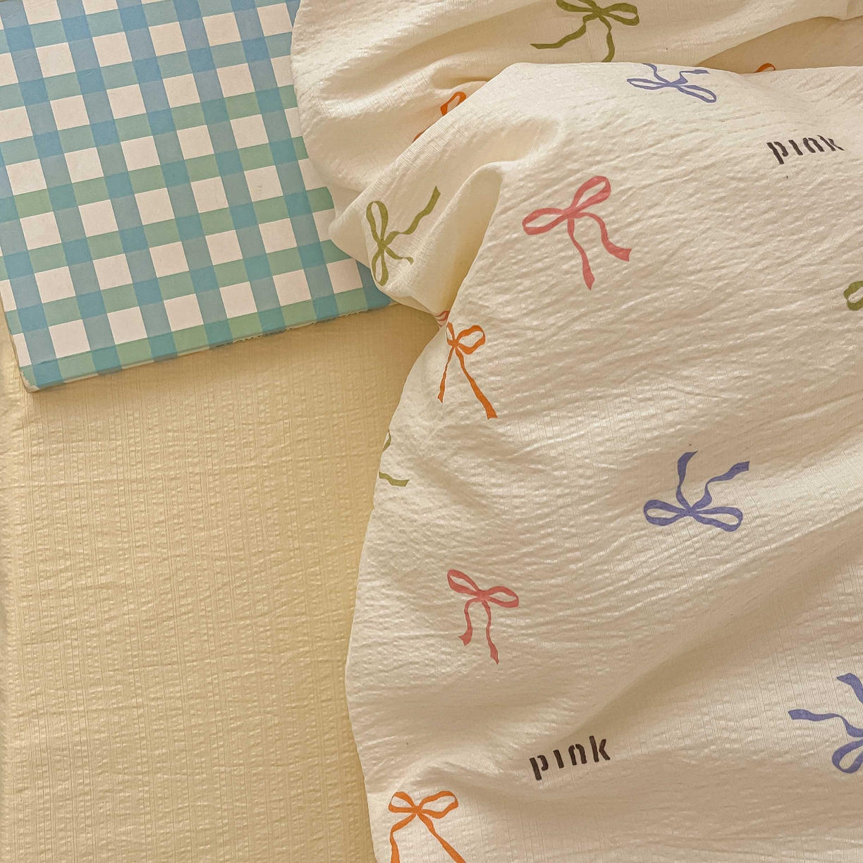 91家纺网 家纺一手货源 找家纺 佳鸿家纺 2025新款卡通云感双层纱宿舍床单三件套居家四件套床单被套床笠款（提供买家秀） 彩色蝴蝶结