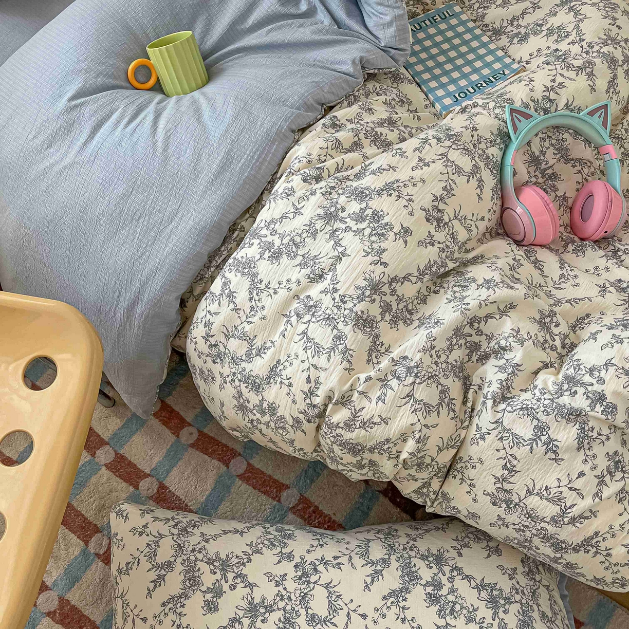 91家纺网 家纺一手货源 找家纺 佳鸿家纺 2025新款卡通云感双层纱宿舍床单三件套居家四件套床单被套床笠款（提供买家秀） 灰调碎花