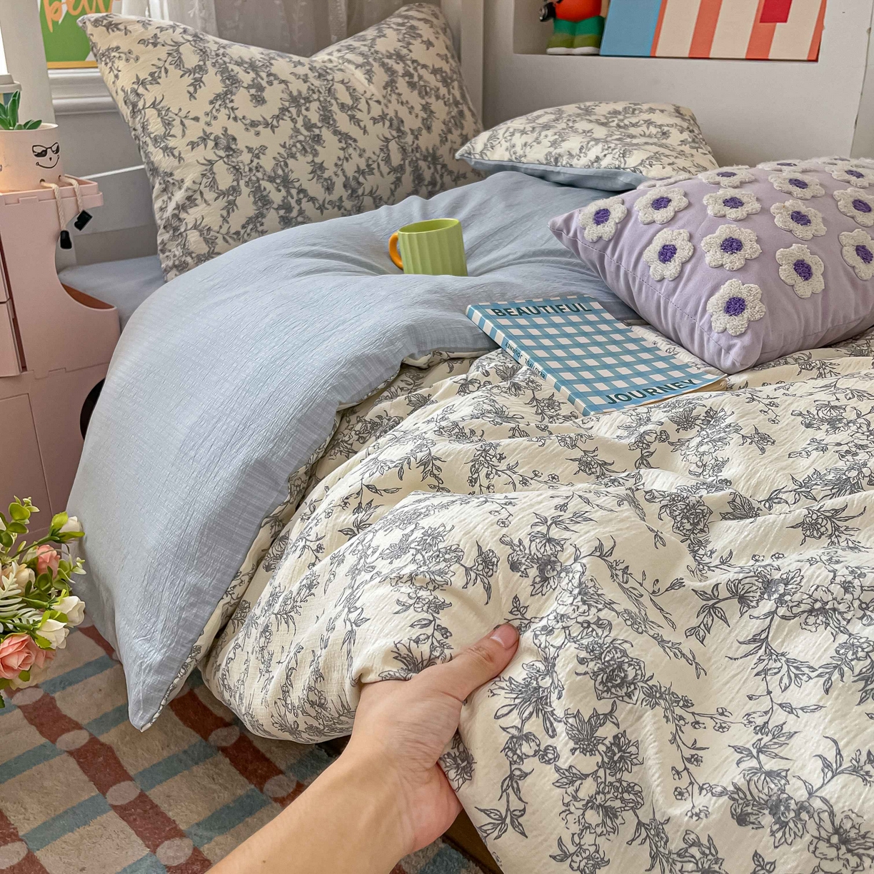 91家纺网 家纺一手货源 找家纺 佳鸿家纺 2025新款卡通云感双层纱宿舍床单三件套居家四件套床单被套床笠款（提供买家秀） 灰调碎花