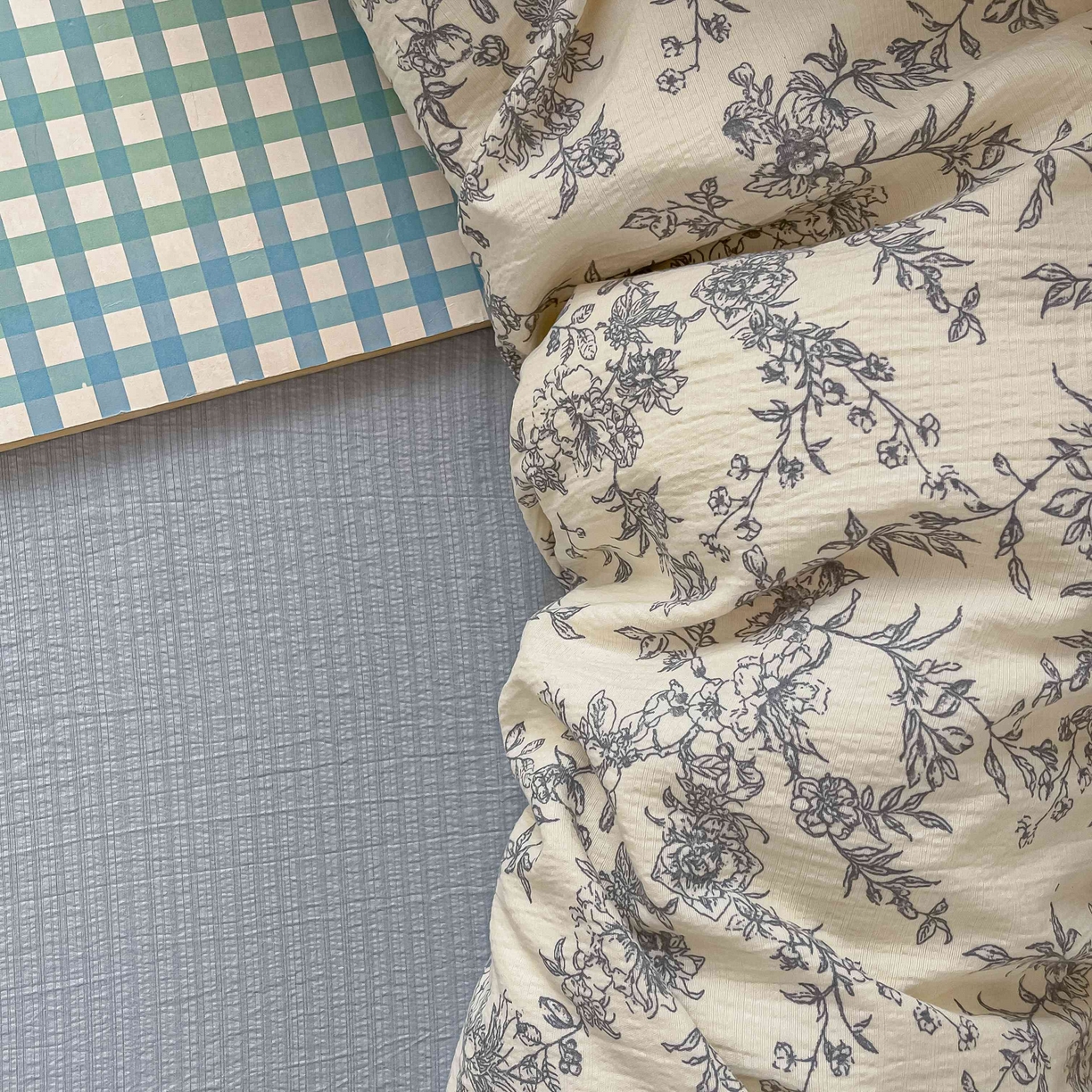 91家纺网 家纺一手货源 找家纺 佳鸿家纺 2025新款卡通云感双层纱宿舍床单三件套居家四件套床单被套床笠款（提供买家秀） 灰调碎花