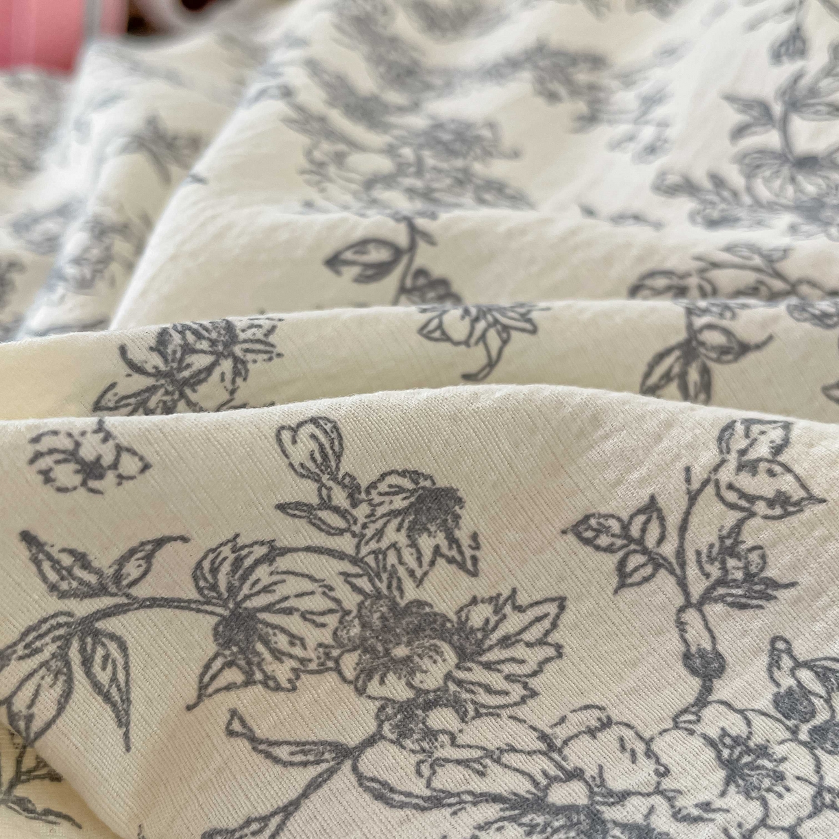 91家纺网 家纺一手货源 找家纺 佳鸿家纺 2025新款卡通云感双层纱宿舍床单三件套居家四件套床单被套床笠款（提供买家秀） 灰调碎花