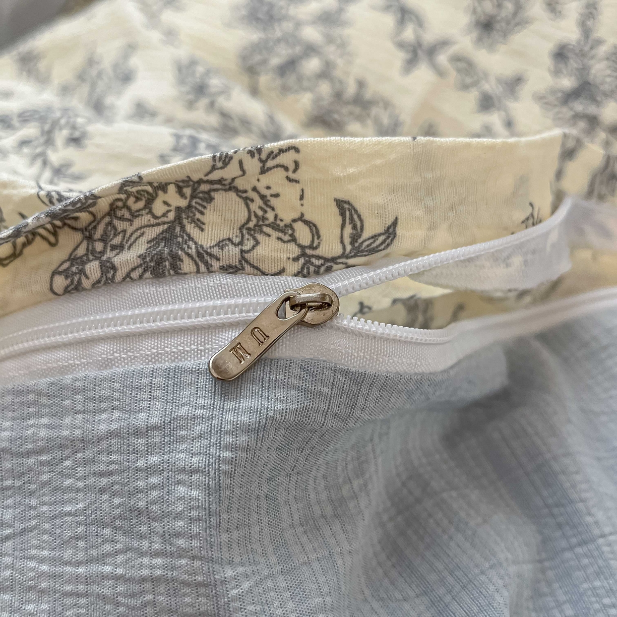 91家纺网 家纺一手货源 找家纺 佳鸿家纺 2025新款卡通云感双层纱宿舍床单三件套居家四件套床单被套床笠款（提供买家秀） 灰调碎花