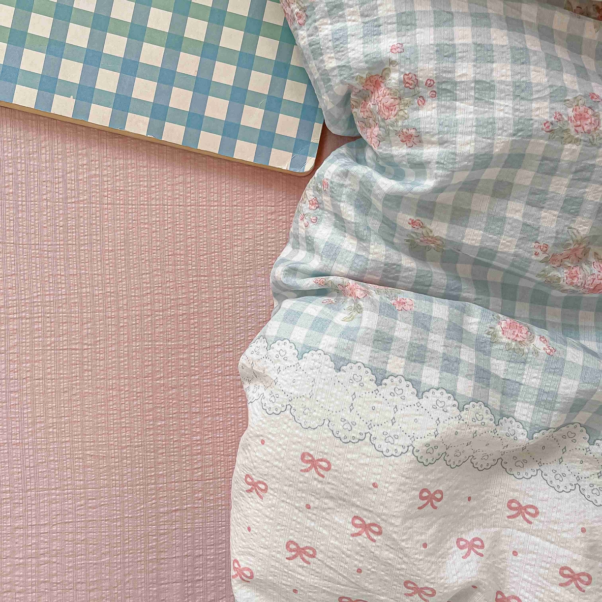 91家纺网 家纺一手货源 找家纺 佳鸿家纺 2025新款卡通云感双层纱宿舍床单三件套居家四件套床单被套床笠款（提供买家秀） 蓝格田园风