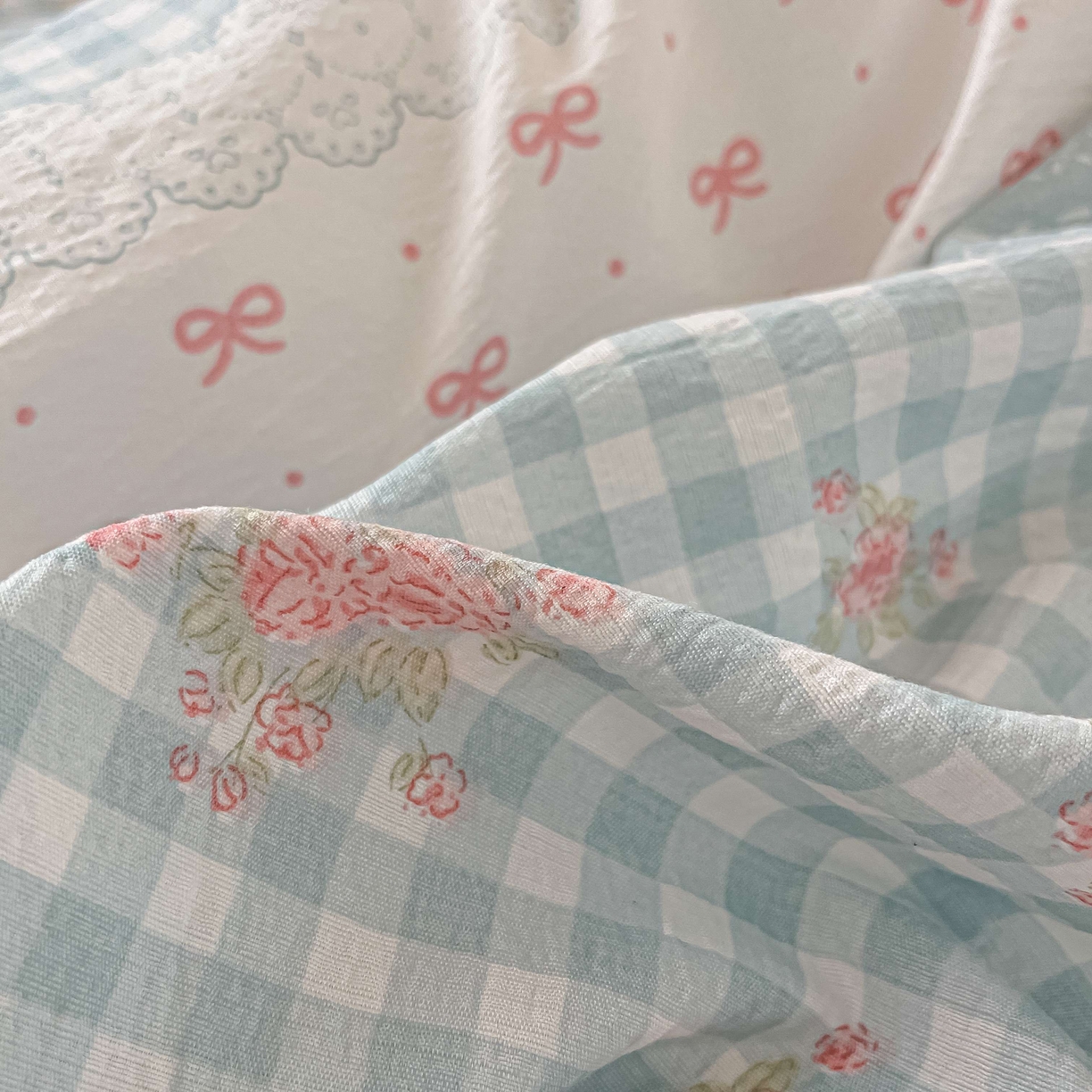 91家纺网 家纺一手货源 找家纺 佳鸿家纺 2025新款卡通云感双层纱宿舍床单三件套居家四件套床单被套床笠款（提供买家秀） 蓝格田园风