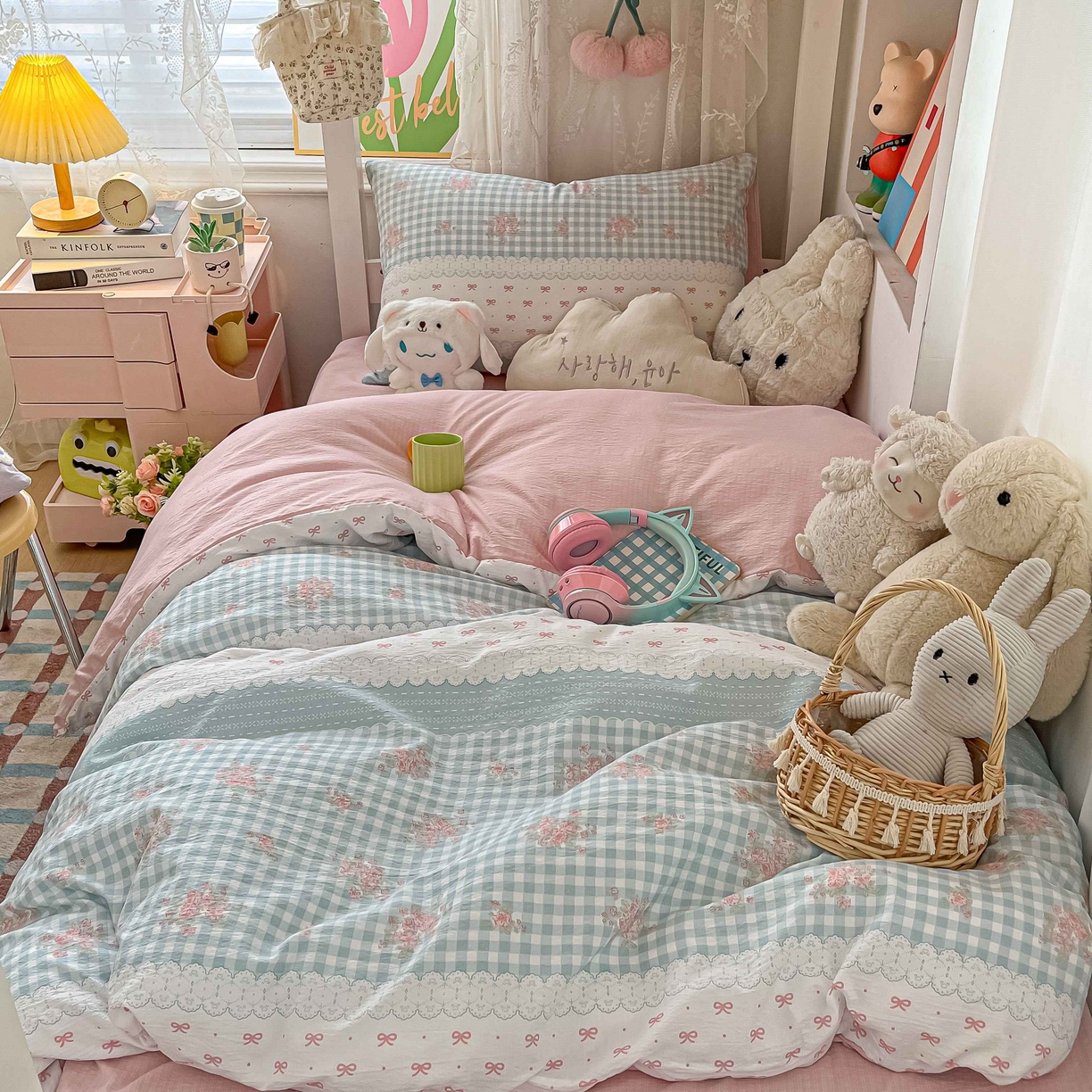 91家纺网 家纺一手货源 找家纺 佳鸿家纺 2025新款卡通云感双层纱宿舍床单三件套居家四件套床单被套床笠款（提供买家秀） 蓝格田园风